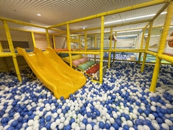 「雨の日OK！室内遊園地「キッズランドUS mini 東京吉祥寺店」がリニューアルオープン」の写真