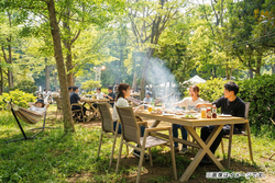 「普段は火気NGの公園で春限定BBQ！「大阪城 森のバーベキュー」が2026年もオープン」の写真