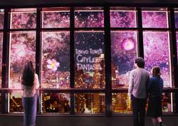 「東京タワーの夜景が桜色に！春限定プロジェクションマッピング、展望料金のみで鑑賞可」の写真