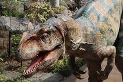 「本物そっくりの恐竜が練り歩く！3日間限定の無料イベントが立川GREEN SPRINGSで開催」の写真