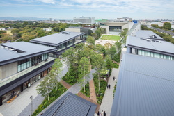 「本物そっくりの恐竜が練り歩く！3日間限定の無料イベントが立川GREEN SPRINGSで開催」の写真