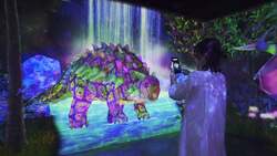 「スマホが網になる！チームラボ福岡で恐竜捕獲＆自分だけの図鑑作り　春は桜の絶景も」の写真