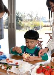 「摘みたて"あまおう"でケーキ作り！福岡・大木町で春休み限定のパティシエ体験イベント」の写真