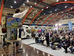 「最新キャンピングカー＆人気ギアが大集結！子供無料で遊び尽くす体験会　朱鷺メッセで」の写真