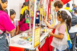 「入場無料！こども万博で店長や英会話講師に挑戦　自己肯定感を育む体験イベント開催」の写真