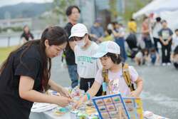 「入場無料！こども万博で店長や英会話講師に挑戦　自己肯定感を育む体験イベント開催」の写真