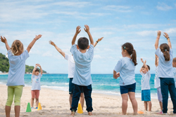 「巨大アスレチックの無料開放やDJイベントで夏を先取り！　沖縄・万座ビーチが海開き！」の写真