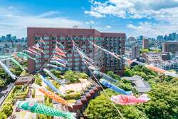 「100旒の鯉のぼりと雲海が共演！一流マジックや採蜜体験で特別なGWを ホテル椿山荘東京」の写真