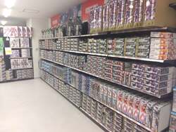 「駅徒歩1分！ポケモンカードやガンプラが充実の「遊べるホビー店」が松戸に新オープン」の写真