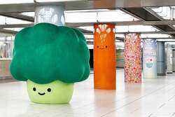 「全長約2mの巨大ぬいぐるみが池袋駅をジャック！タコさんウィンナーらに会える7日間」の写真