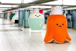 「全長約2mの巨大ぬいぐるみが池袋駅をジャック！タコさんウィンナーらに会える7日間」の写真