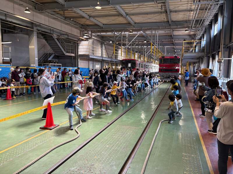 「でんしゃとつな引き」の様子