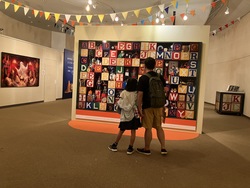 「あの『ミッケ！』が幅3mに巨大化！絵本に吸い込まれる没入体験が愛知リトルワールドで」の写真