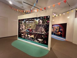 「あの『ミッケ！』が幅3mに巨大化！絵本に吸い込まれる没入体験が愛知リトルワールドで」の写真