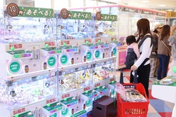 「四国初！10円から遊べる300坪のクレーンゲーム天国が徳島にオープン　スマホ決済もOK」の写真