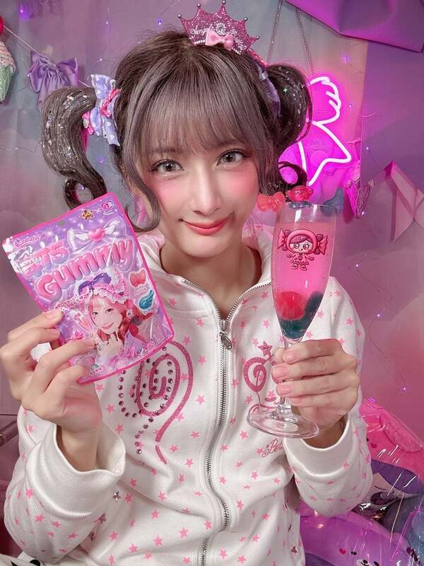 バズるスイーツを次々と創り出す原宿系動画クリエイター「しなこ」