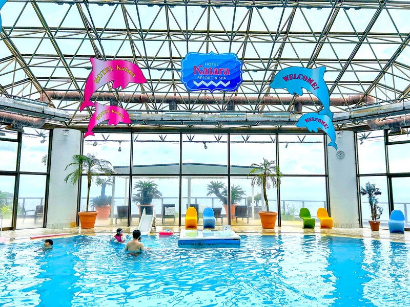 宿泊者は追加料金なく一年中利用ができる屋内温水プール。夜には幻想的なナイトプールも開催され、夜21:00迄利用できます。