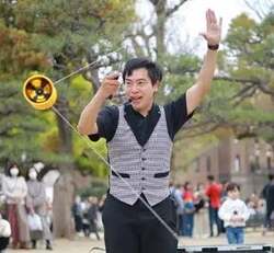 華麗なジャグリングに魅了されます