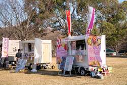 「1,000基のランタンが夜空へ！打ち上げ＆大型遊具体験も。深北緑地で入場無料で開催」の写真