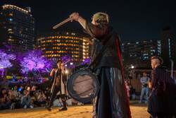 「夜空を舞う桜色ランタン＆絶品グルメ！体験満載の扇町桜まつりが大阪・扇町公園で」の写真