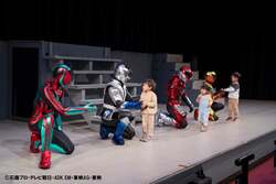 「ギャバンと仮面ライダーゼッツが夢の共演！東京ドームシティでヒーローショースタート」の写真