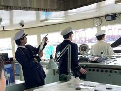 「船長気分で操舵室見学＆ピザ作りも！「おしごと体験クルーズ」が、こどもの日限定開催」の写真