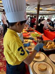 「船長気分で操舵室見学＆ピザ作りも！「おしごと体験クルーズ」が、こどもの日限定開催」の写真