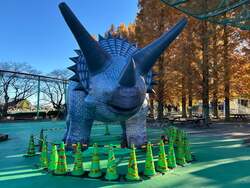 「巨大恐竜と遭遇！化石発掘やラリーで探検家気分も　埼玉・むさしの村で春イベント開催」の写真