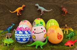 「巨大恐竜と遭遇！化石発掘やラリーで探検家気分も　埼玉・むさしの村で春イベント開催」の写真