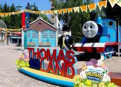 「トーマスの音楽祭が富士急ハイランドで開催！　ダンス・迷路・ぬりえで子供が大喜び」の写真