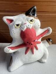 「布施猫」商売繁盛祈願の陶人形 “引っ張りだこ”