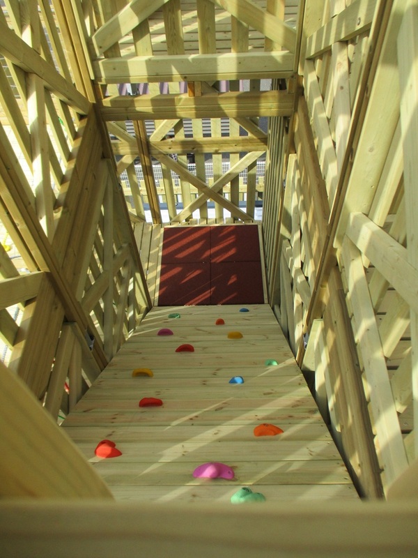 「体力コース」の一部。落下防止の網が張られてはいるものの、足がすくむような仕掛けが次々と現れます（写真提供：万博記念公園マネジメント・パートナーズ）