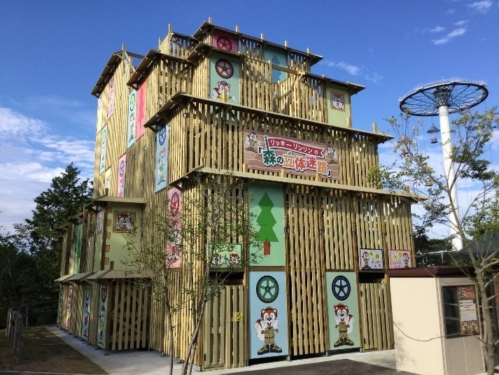 巨大な木造建築物が目をひく「森の立体迷路」