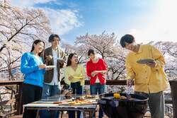 桜をバックにお花見BBQ