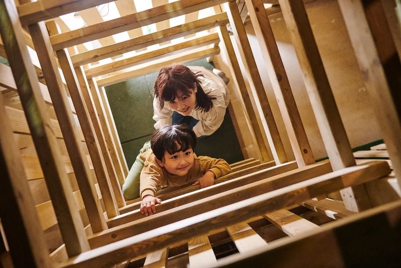 ギミックやアスレチックをくぐり抜けて、最上階のゴールを目指そう！