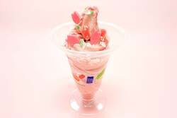 さくらナイト限定！あまおうイチゴのソフトクリーム 桜ver.(750円)