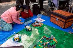 子ども自身が考えたプログラムで、マインクラフトの世界でレゴロボットを動かしてお宝ゲットを目指します