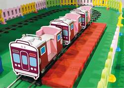 「親子でミニ電車に乗車！限定手ぬぐいももらえる阪急電車フェス、梅田・阪急で開催」の写真