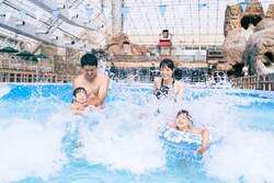 「東京サマーランドが2026年の営業スタート！　屋内プール＆遊園地で1日中遊び尽くそう」の写真