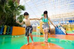 「東京サマーランドが2026年の営業スタート！　屋内プール＆遊園地で1日中遊び尽くそう」の写真