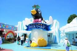 年間を通してマイナス30度の世界が体験できる「アイスワールド」