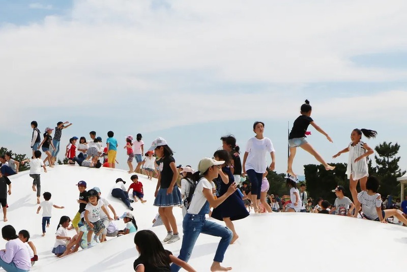 大人気遊具「くじらぐもふわんポリン」。巨大トランポリンで飛んだり、跳ねたり楽しく遊ぼう！