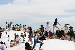 大人気遊具「くじらぐもふわんポリン」。巨大トランポリンで飛んだり、跳ねたり楽しく遊ぼう！