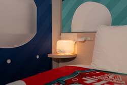 「ラムネ20本もらえる＆積み上げ体験も！　全国の変なホテルに「森永ラムネルーム」登場」の写真