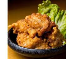 「名物黄金唐揚げ」（焼鳥鳥はる）