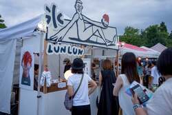 「夜空に350基のランタン！アイス＆アジア屋台が並ぶ「夜市」が静岡・駿府城公園で開催」の写真