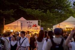 「夜空に350基のランタン！アイス＆アジア屋台が並ぶ「夜市」が静岡・駿府城公園で開催」の写真