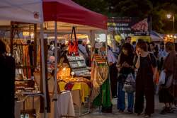 「夜空に350基のランタン！アイス＆アジア屋台が並ぶ「夜市」が静岡・駿府城公園で開催」の写真