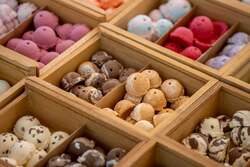 「夜空に350基のランタン！アイス＆アジア屋台が並ぶ「夜市」が静岡・駿府城公園で開催」の写真