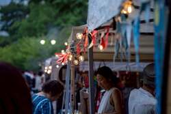 「夜空に350基のランタン！アイス＆アジア屋台が並ぶ「夜市」が静岡・駿府城公園で開催」の写真